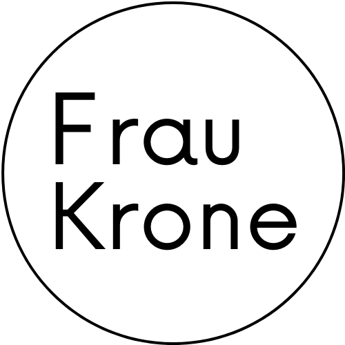 Logo mit dem Text "Frau Krone" in minimalistischer Schriftart auf weißem Hintergrund.